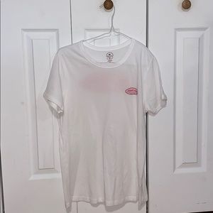 White vineyard vines tee shirt